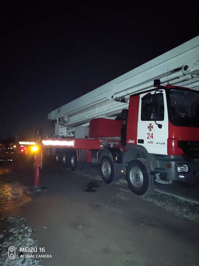 У Києві рятувальники зняли чоловіка з високовольтної електроопори, - ДСНС 02