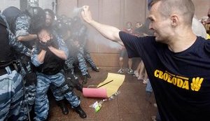 Активист Ризниченко, применивший газ против "Беркута": "Хватаю баллончик и возвращаюсь в первые ряды". ФОТОрепортаж