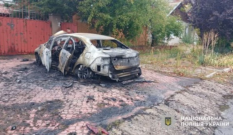 Враг ударил по гражданскому автомобилю в Херсоне: двое детей в тяжелом состоянии. Ранена их мама (обновлено). ФОТОрепортаж