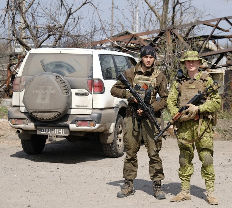 Кохана Героя України Дмитра Коцюбайла - ДаВінчі Аліна Михайлова: Він заводив своїх у підвал. І заходив останнім. Саме в цей момент прилетів снаряд 15