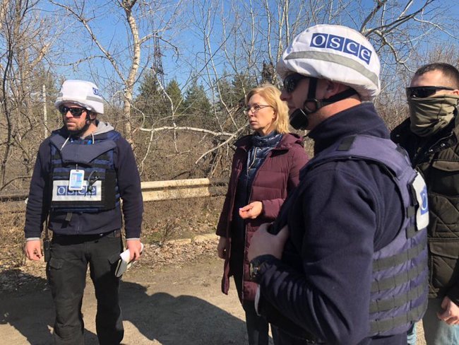 Представители ЛНР передали 60 заключенных для дальнейшего отбывания наказания на подконтрольной Украине территории, - Денисова 06