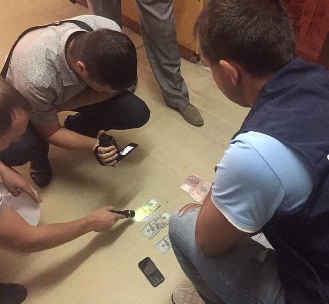 На взятке 300 долларов задержан директор одного из учебных заведений Прикарпатья, - прокуратура 01