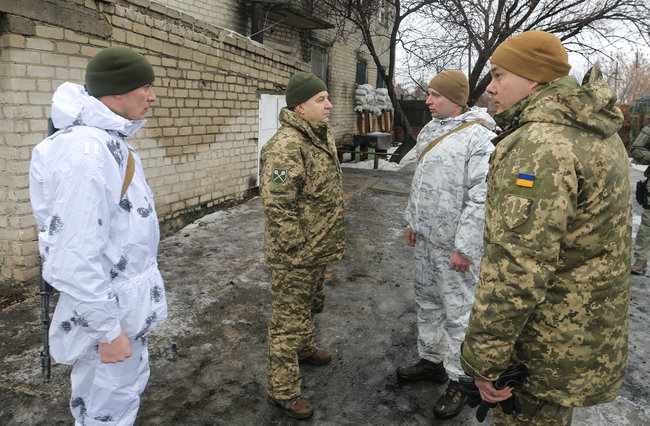 Полторак в зоне ООС вручил ведомственные награды и ценные подарки бойцам 58-й ОМПБр 01