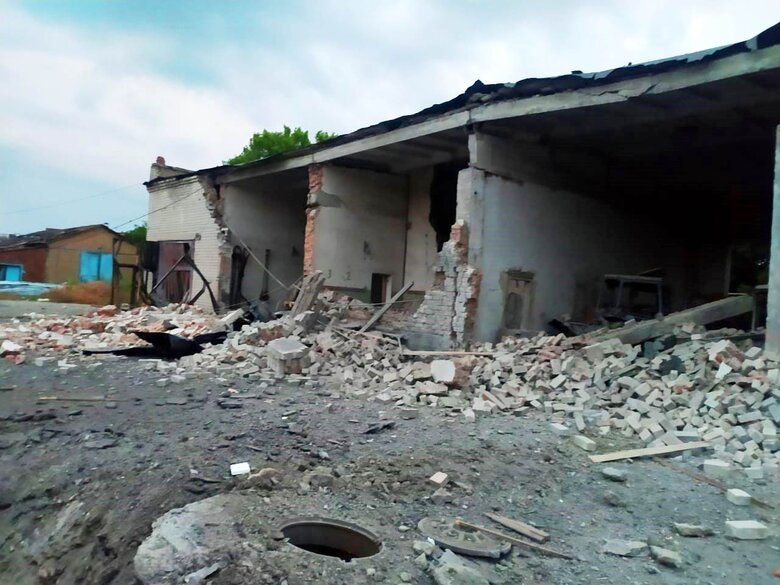 Наслідки обстрілів Херсонщини: Пошкоджено лікарню, сільгосппідприємство та будинки 09