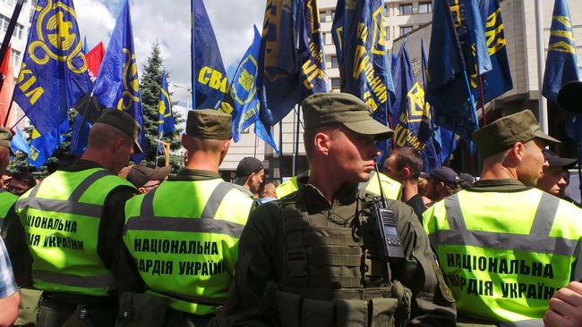 Шибениця, голова Леніна і бійки, - активісти пікетують КС з вимогою не скасовувати закон про люстрацію 24