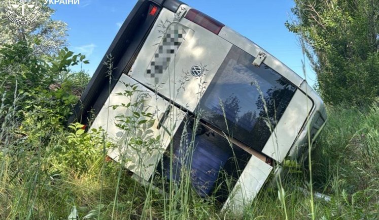 Bus carrying schoolchildren overturned in Kharkiv region: there are casualties. PHOTOS