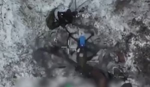 Дрон зависає над російським найманцем із Африки, вибухає і розриває окупанта на шматки. ВIДЕО