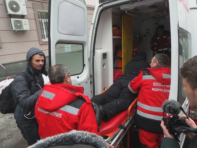 Під будівлею Соломянського суду співробітник поліції зазнав вогнепального поранення 03
