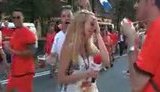 Голландские болельщики не дают записать журналистке сюжет: Нет, ну, вообще, наглые! Идиоты! + ВИДЕО.