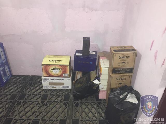 Налоговики ликвидировали незаконный склад алкоголя в Киеве 08