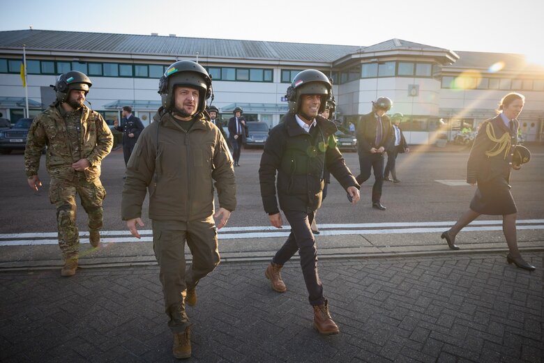 Zelenskyi and Sunak visit Ukrainian military training to drive Challenger 2 tanks 15