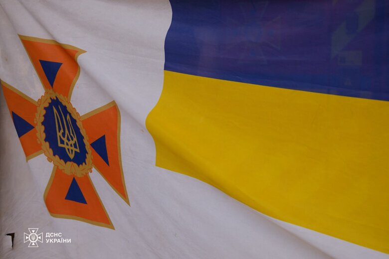 Розвідник передав рятувальникам ДСНС прапор