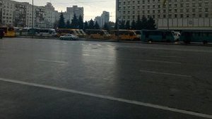 Маршрутки заблокировали Киевскую обладминистрацию из-за снижения платы за проезд