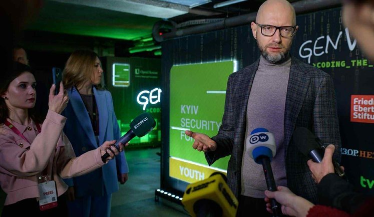 "Ползучие и капитуляционные", – Яценюк на Киевском молодежном форуме о "мирных переговорах"