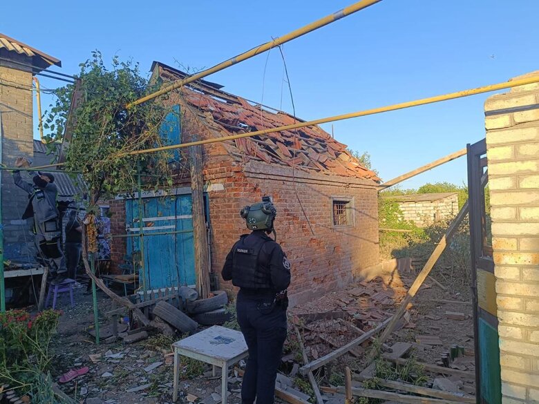 Зруйнований обстрілом будинок на Донеччині