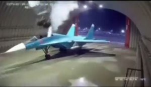 Крісла із двома пілотами несанкціоновано катапультуються із літака Су-34, який стоїть в ангарі. ВIДЕО