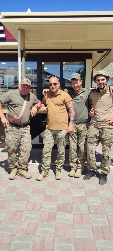 Піхотинець Віктор Чонговай: Якби в мене не було сім’ї, я б сів на візок, в якому переміщуюсь, позаду ще один причепив, наклав би туди патронів, взяв автомата і їхав би за своїм командиром 06