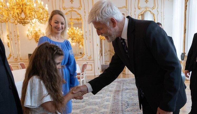 Президент Чехії Павел зустрівся з українською школяркою, яку цькували однокласники. ФОТО