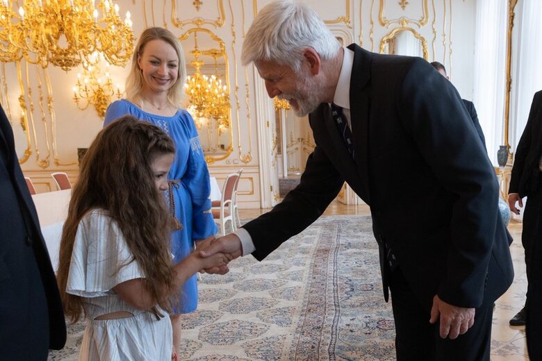 Президент Чехії Павел зустрівся з українською школяркою, яку цькували однокласники 01