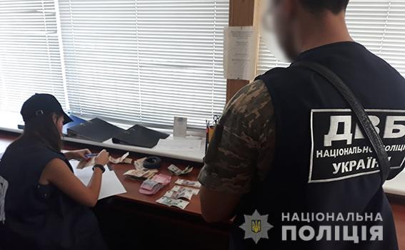 На Донетчине задержали капитана полиции, который систематически вымогал взятки на блокпосту 03 На Донетчине задержали капитана полиции, который систематически вымогал взятки на блокпосту 03