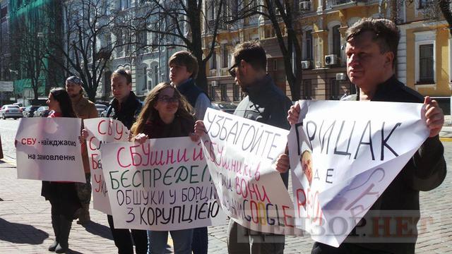Узбагойте СБУшників, поки вони не обшукали Google: активисты и сотрудники ИТ-компании YouControl, в которой прошли обыски, пикетировали СБУ 11