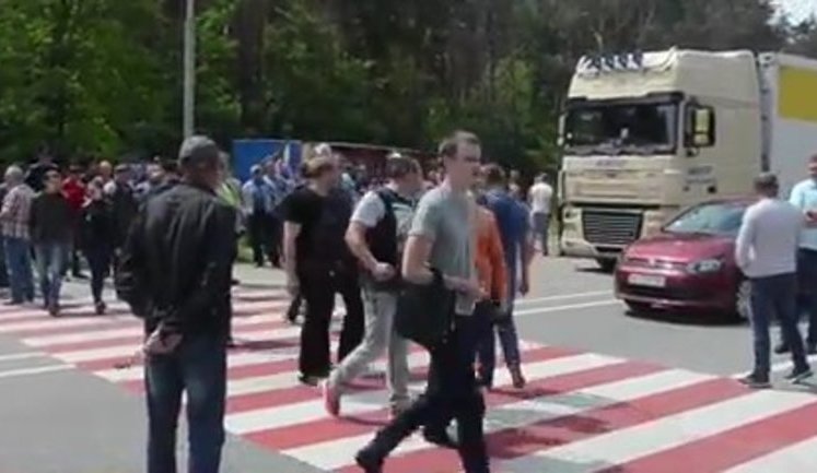 "Таможенный троллинг": Производители изделий из гранита перекрыли трассу Киев-Чоп на Житомирщине. ВИДЕО