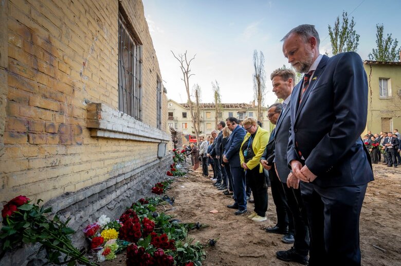 Russian strike on Kyiv on 24 April: Zelenskyy and diplomats honour the dead