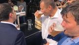 Зеленский с Филатовым на день Днепра выпили пива в уличном киоске. ВИДЕО