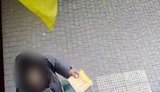 В Одесі жінка зірвала й викинула в смітник український прапор