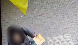 Жінка зірвала прапор України та викинула в смітник в Одесі. Їй оголосили підозру. ФОТО