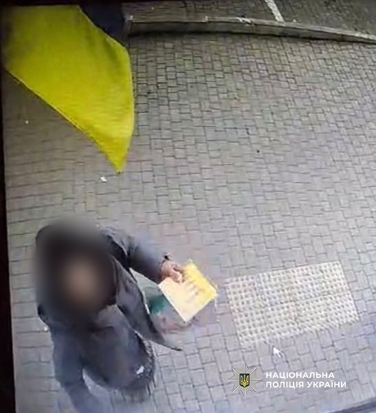 В Одесі жінка зірвала й викинула у смітник прапор України