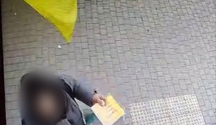 Жінка зірвала прапор України та викинула в смітник в Одесі. Їй оголосили підозру. ФОТО