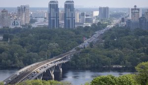 Екстрені відключення світла на лівому березі Києва: що відомо?