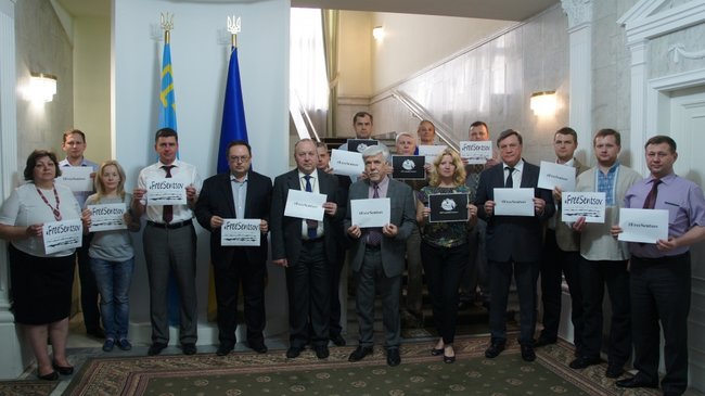 Співробітники посольства України в РФ долучилися до флешмобу #FreeSentsov 01