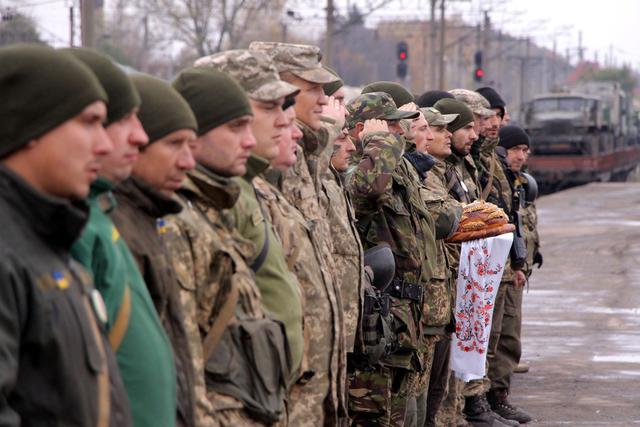 Воїнів-артилеристів, які повернулися із зони АТО, урочисто зустріли на Київщині 04
