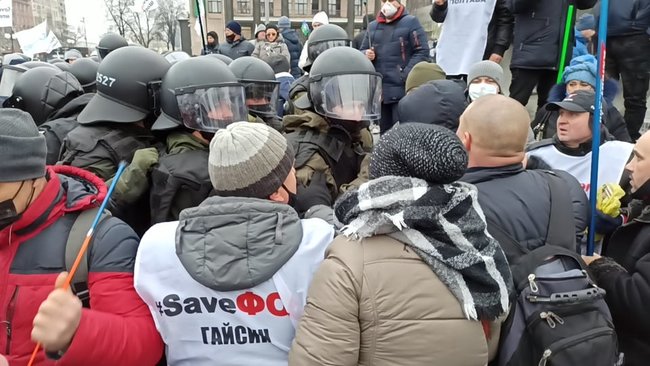 ФОПы попытались установить палатки на Майдане Незалежности: между митингующими и правоохранителями произошли стычки 10