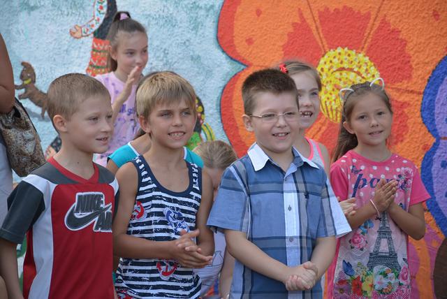 Mitten of peace: Japanese artist together with children from occupied territories made mural in Mariupol 05