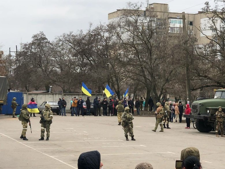 Не надо нас кормить! Хватит убивать!, - Бердянськ протестує проти окупантів та масово відмовляється від російської гуманітарки 01