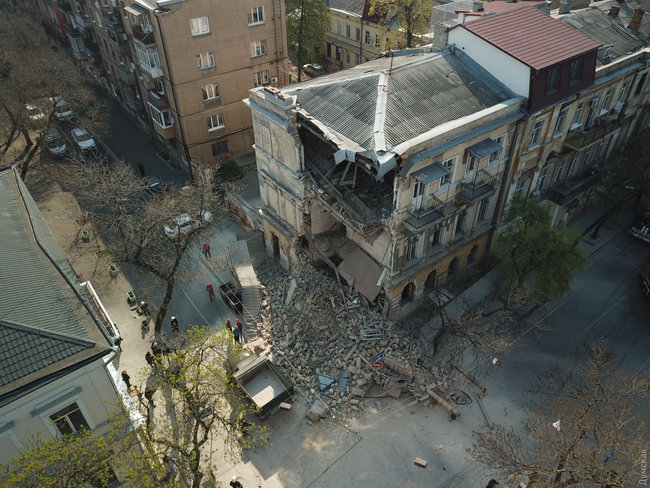 В центре Одессы обрушилась стена старинного дома 03