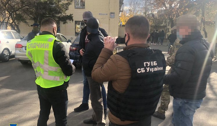 СБУ затримала шахраїв, які видавали себе за офіцерів спецслужби та шантажували іноземців. ФОТОрепортаж