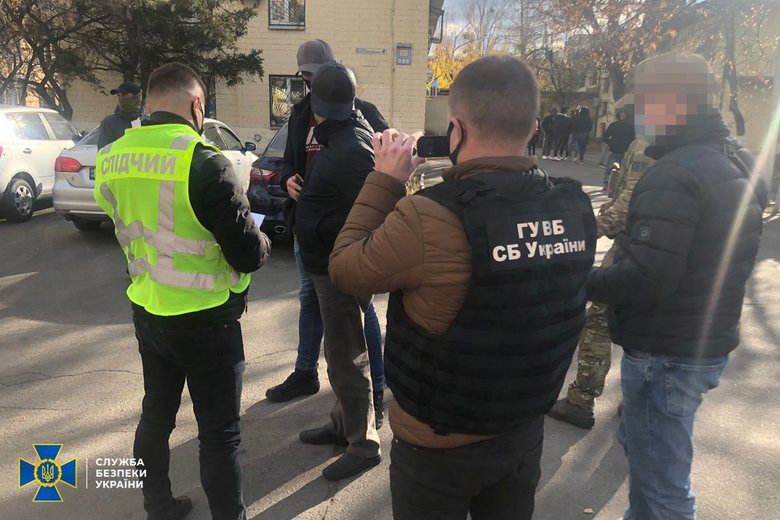 СБУ задержала мошенников, выдававших себя за офицеров спецслужбы и шантажировавших иностранцев 01