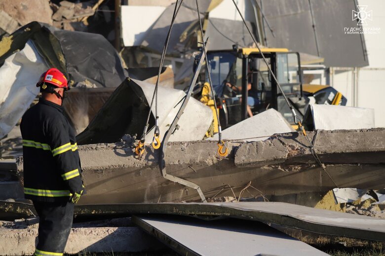 Наслідки обстрілу Луцька: Рятувальники розібрали завали, вилучено тіла трьох загиблих 03