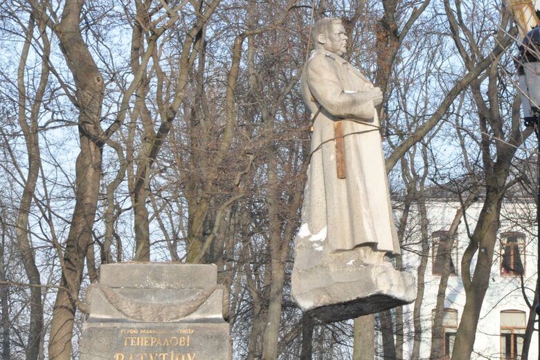 Пам’ятник радянському генералу Ватутіну демонтували у Києві 03