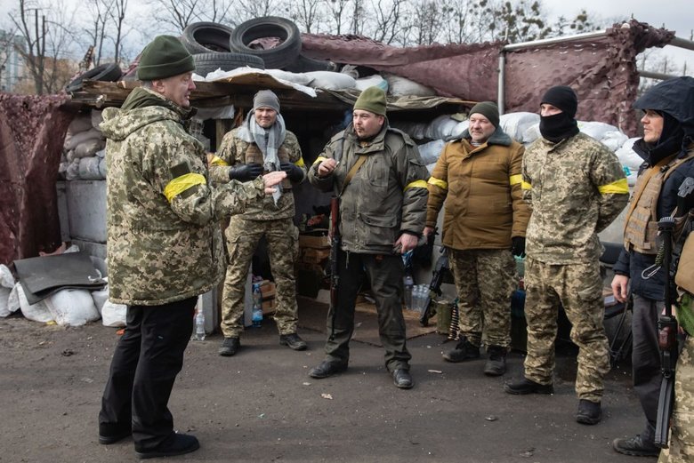 Ніхто не боїться Путіна та росіян: Порошенко привіз шоломи та озброєння захисникам на блокпост біля Києва 01