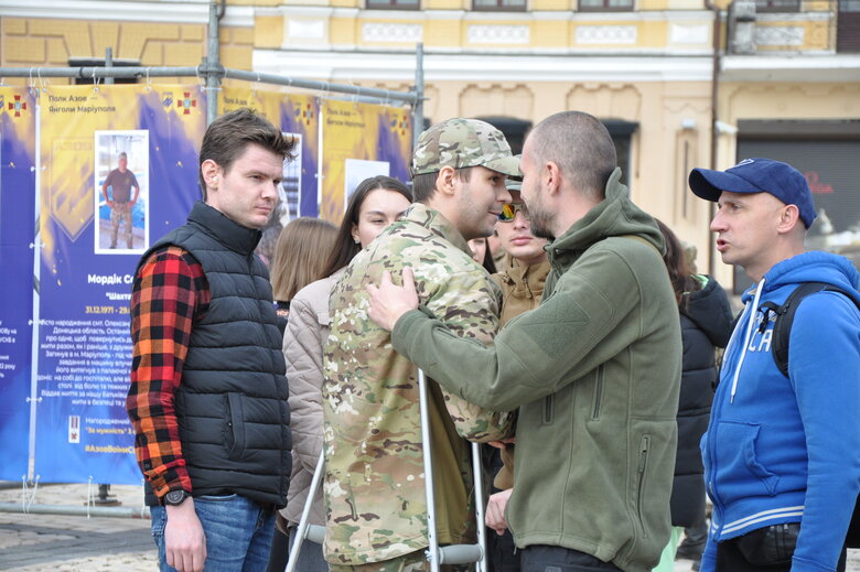 Уличная выставка Полк Азов - Ангелы Мариуполя стартовала на Софийской площади в Киеве 17
