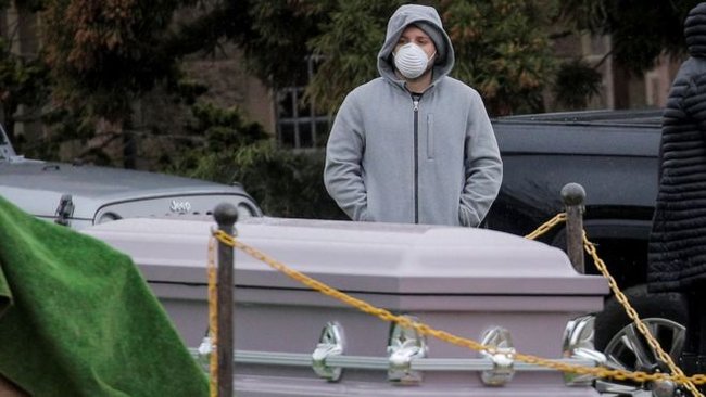 У Нью-Йорку риють братські могили для жертв коронавірусу 03