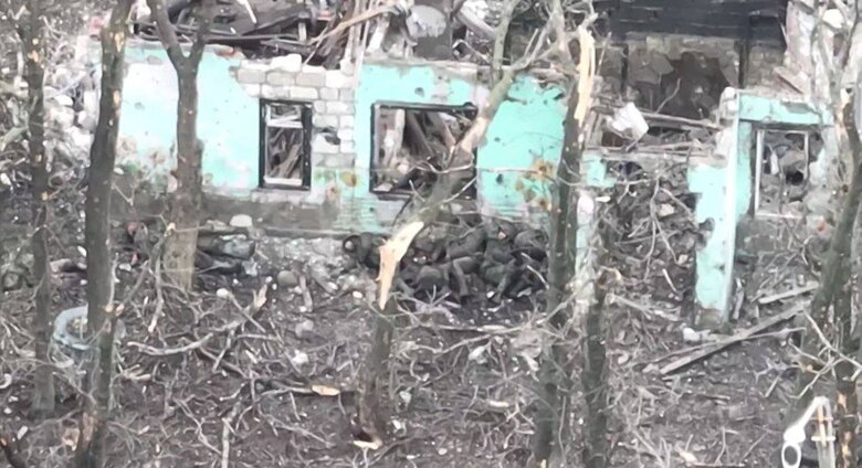 Поля під Бахмутом усіяні трупами російських окупантів 05