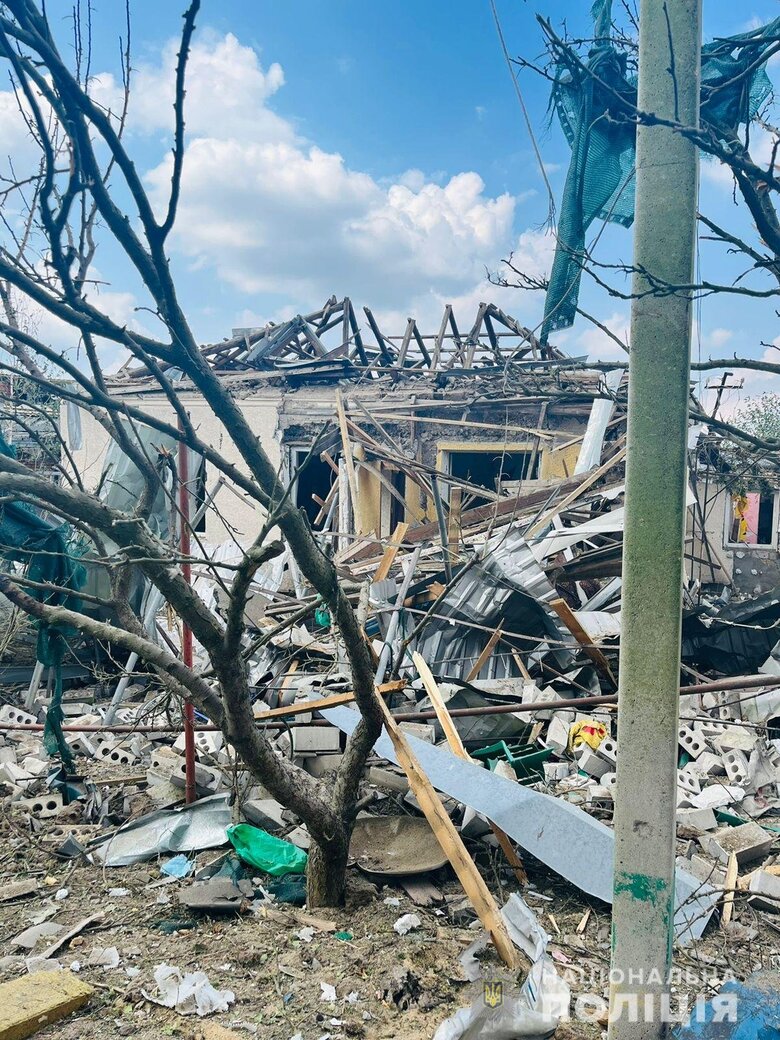 В Вознесенске полицейские документируют последствия вражеского обстрела, повреждены многоэтажки и частные дома 05