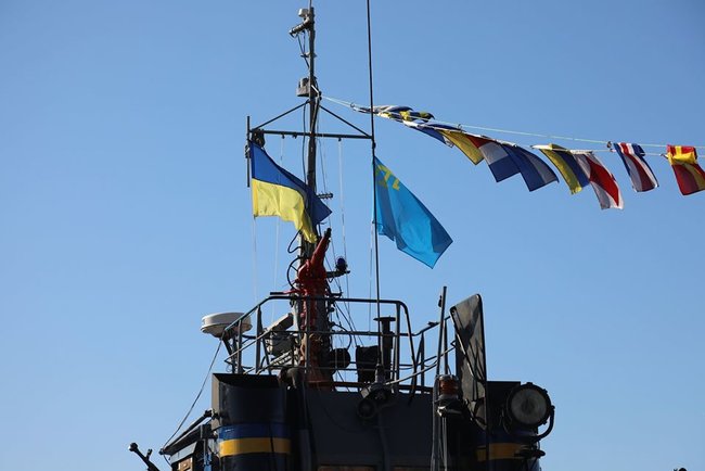 На буксирі Яни Капу підняли кримськотатарський прапор 08