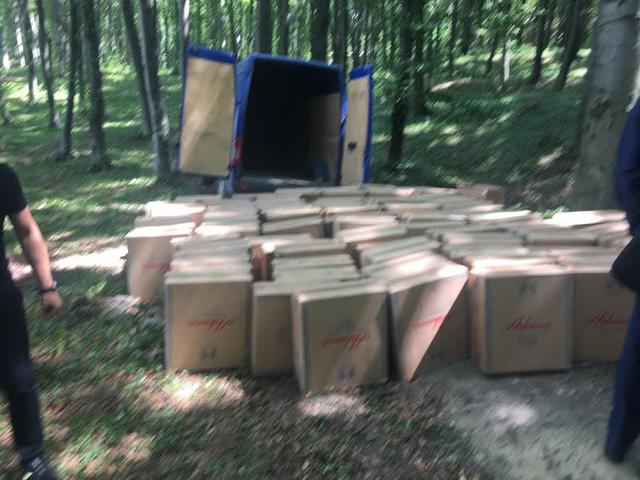 Налоговики в Черновицкой области задержали партию сигарет на сумму более 1,5 млн грн, которую планировалось незаконно перевезти в Румынию 03